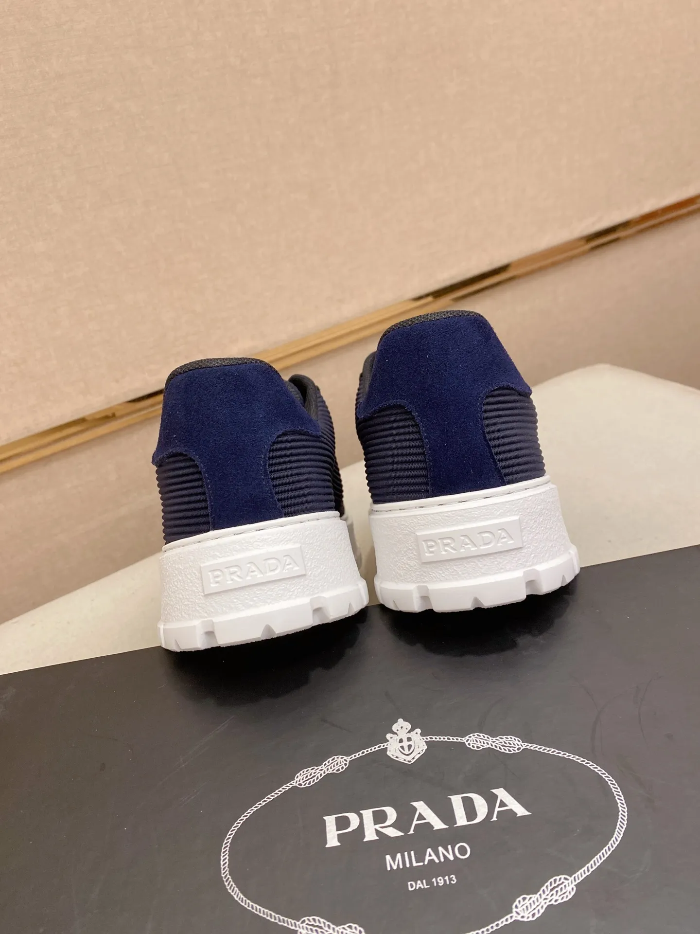 Men's men's shoes💰: 440💰[Prada～Prada] Trendy new styles are on the market. Same style as the official website. Counter quality. Original version. [Strong] [Strong] Imported selected first-layer cowhide. Comfortable and breathable sheepskin lining, fine workmanship, upper layer made of 100% pure cowhide, original last shape, comfortable on the feet, shoe sizes 38 to 44